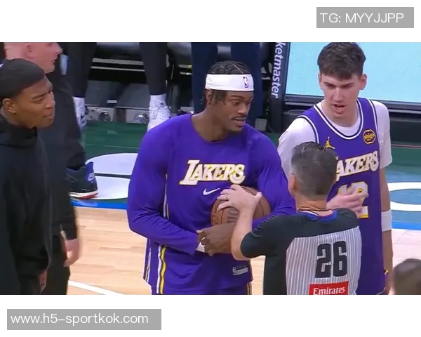 范德彪与字母哥联手助攻大加索尔点赞这一精彩瞬间